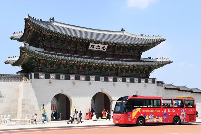 서울시티투어 타이거버스가 광화문 앞을 지나고 있다. 서울시티투어버스 제공