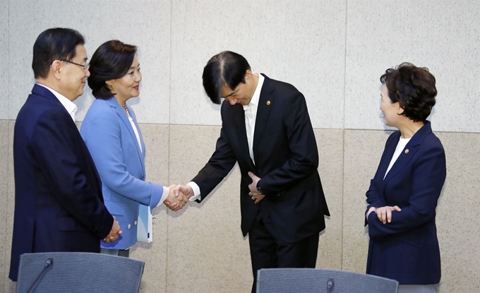 조국 신임 법무부 장관과 10일 오전 성북구 한국과학기술연구원(KIST)에서 열린 현장 국무회의 전 국무위원들과 인사하고 있다. 왼쪽부터 정의용 국가안보실장, 박영선 중소벤처기업부 장관, 조 장관, 김현미 국토교통부 장관. 연합뉴스