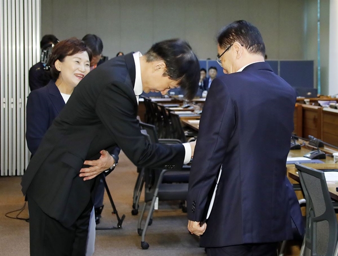 조국 신임 법무부 장관이 10일 오전 성북구 한국과학기술연구원(KIST)에서 열린 현장 국무회의 전 정의용 국가안보실장(오른쪽)과 인사하고 있다. 연합뉴스