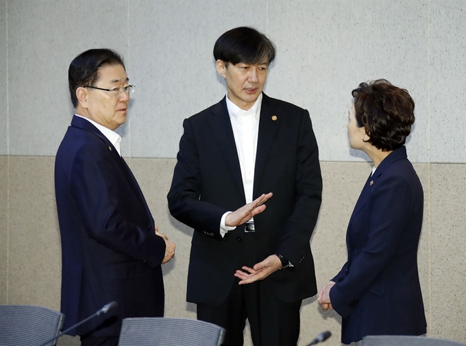 조국 신임 법무부 장관(가운데)이 10일 오전 성북구 한국과학기술연구원(KIST)에서 열린 현장 국무회의 전 정의용 국가안보실장(왼쪽), 김현미 국토교통부 장관과 대화하고 있다. 연합뉴스