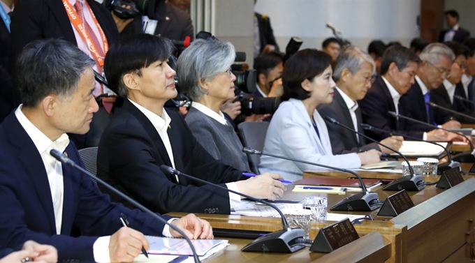 조국 신임 법무부 장관이 10일 오전 성북구 한국과학기술연구원(KIST)에서 열린 현장 국무회의에 참석하고 있다. 연합뉴스