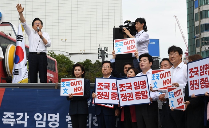 황교안 자유한국당 대표가 10일 서울 신촌에서 열린 '살리자! 대한민국 문재인 정권 순회 규탄대회'에서 발언하고 있다.배우한 기자