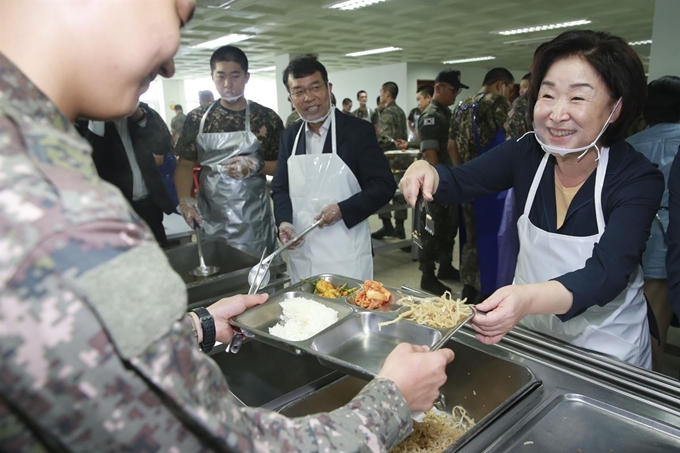 심상정 정의당 대표가 10일 오전 경기도 양주시 남면에 위치한 25사단 신병교육대에서 훈련병들에게 배식을 하고 있다. 오대근 기자