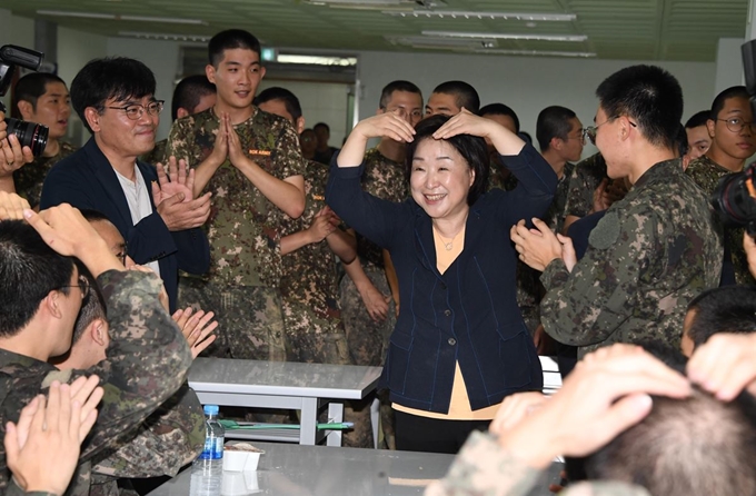 심상정 정의당 대표가 10일 추석을 앞두고 육군25사단 신병훈련소를 방문해 훈련병들의 환호에 손으로 하트 모양을 하며 인사를 하고 있다. 오대근 기자