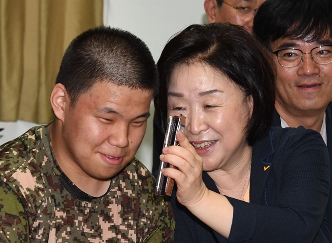 심대표가 10일 추석을 앞두고 육군25사단 신병훈련소를 방문해 내무반에서 휴식중인 훈련병에게 자신의 휴대폰으로 훈련병 어머니와 통화를 연결해 주고 있다. 오대근 기자