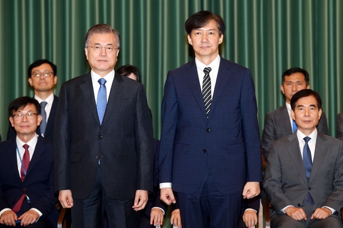 지난 9일 청와대에서 임명장을 받은 조국 신임 법무부 장관이 문재인 대통령과 기념촬영을 하고 있다. 청와대사진기자단