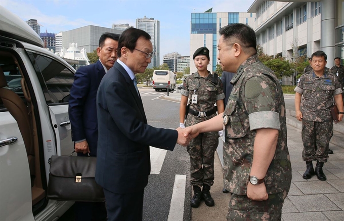 이해찬 더불어민주당 대표가 10일 서울 용산구 합동참모본부를 방문해 박한기 합참의장과 인사를 하고 있다. 국회사진기자단