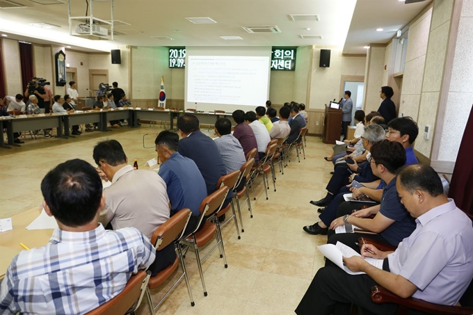 7일 충북 청주시 청원구 북이면행정복지센터에서 열린 '소각장 밀집지역 주민건강영향조사 설명회'에서 환경부 관계자가 마을 이장들에게 조사 계획을 밝히고 있다. 뉴시스