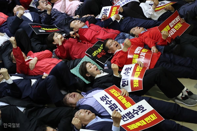 [저작권 한국일보] 29일 오후 선거제도 개혁 패스트트랙 지정을 위한 정치개혁특별위원회 전체회의장 앞에서 자유한국당 나경원 원내대표와 의원들이 선거제도 개혁법안이 패스트트랙에 지정되자 회의장 밖에서 항의하고 있다. 배우한 기자 /2019-04-30(한국일보)