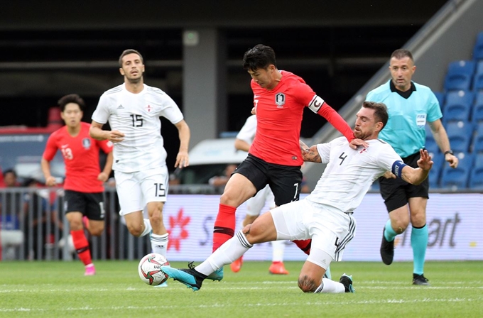 손흥민이 5일 오후(한국시간) 터키 이스탄불 파티흐 테림 스타디움에서 열린 축구 국가대표팀 평가전 한국과 조지아 경기에서 손흥민이 볼 다툼을 하고 있다. 이스탄불=뉴스1