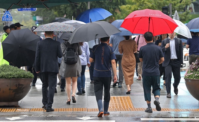 중부지방에 많은 비가 예보된 10일 오전 서울 광화문광장에서 시민들이 걸어가고 있다. 연합뉴스