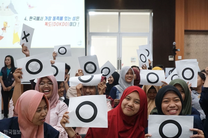 수라바야국립대 학생들이 6일 '트코 낭 자와(Teko Nang Jawaㆍ한국 친구 자바에 오다)' 행사의 하나로 사이버 외교사절단 반크가 마련한 퀴즈 대회에서 답을 들어 보이고 있다. 질문은 '한국에서 가장 동쪽에 있는 섬은 독도이다'다.