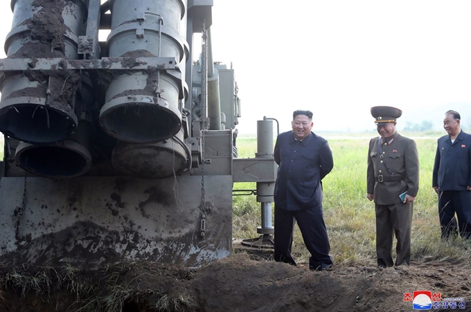 김정은 북한 국무위원장이 10일 평안남도 개천 일대에서 실시된 초대형 방사포 시험사격을 현지지도하면서 웃고 있다고 조선중앙통신이 11일 보도했다. 평양=조선중앙통신 연합뉴스