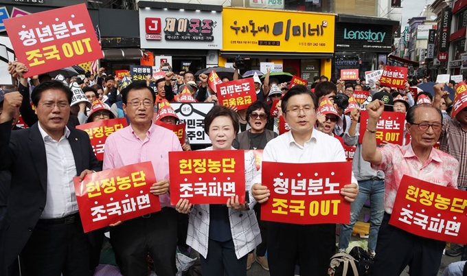 11일 경기도 수원시 수원역 앞에서 열린 자유한국당 '살리자! 대한민국 문재인 정권 순회 규탄대회'에서 황교안 대표 등 참석자들이 규탄 구호를 외치고 있다. 연합뉴스