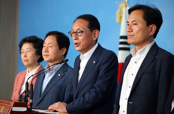 자유한국당 국회 법사위원회 소속 김도읍 의원이 지난달 29일 국회 정론관에서 조국 법무부 장관 후보자 인사청문회 증인 채택 관련 기자회견을 하고 있다. 왼쪽부터 자유한국당 이은재, 주광덕, 김도읍, 김진태 의원. 연합뉴스