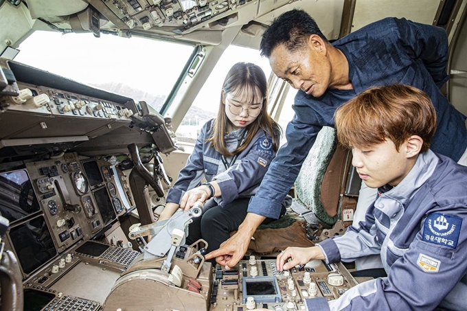 경운대 항공공과대학 학생들이 비행기 조종석(Cockpit)에서 대형항공사 정비 실무경력을 갖춘 항공기술교육원 교수로부터 지도를 받고 있다. 경운대 제공