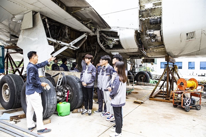 경운대 항공공과대학 학생들이 교수로부터 대형항공기 기술교육 지도를 받고 있다. 경운대 제공