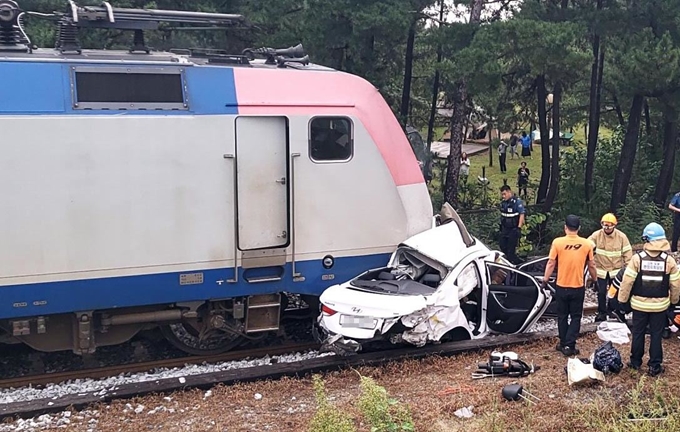 강원 동해시 망상2오토캠핑장 인근 철길에서 승용차와 열차가 부딪히는 사고가 발생했다. 강원도소방본부 제공