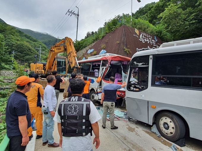 14일 경북 울릉군 도동리 도로에서 관광버스 2대가 정면 충돌해 소방당국이 구조 작업을 벌이고 있다. 경북소방본부 제공