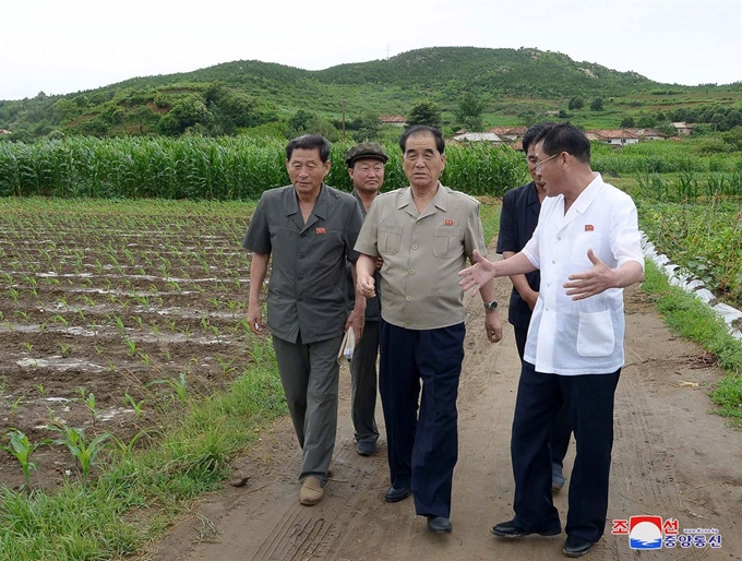 올해 7월 북한 황해남도의 농업 및 간석지건설 현장을 시찰 중인 박봉주(오른쪽 두번째) 국무위원회 부위원장. 조선중앙통신 연합뉴스