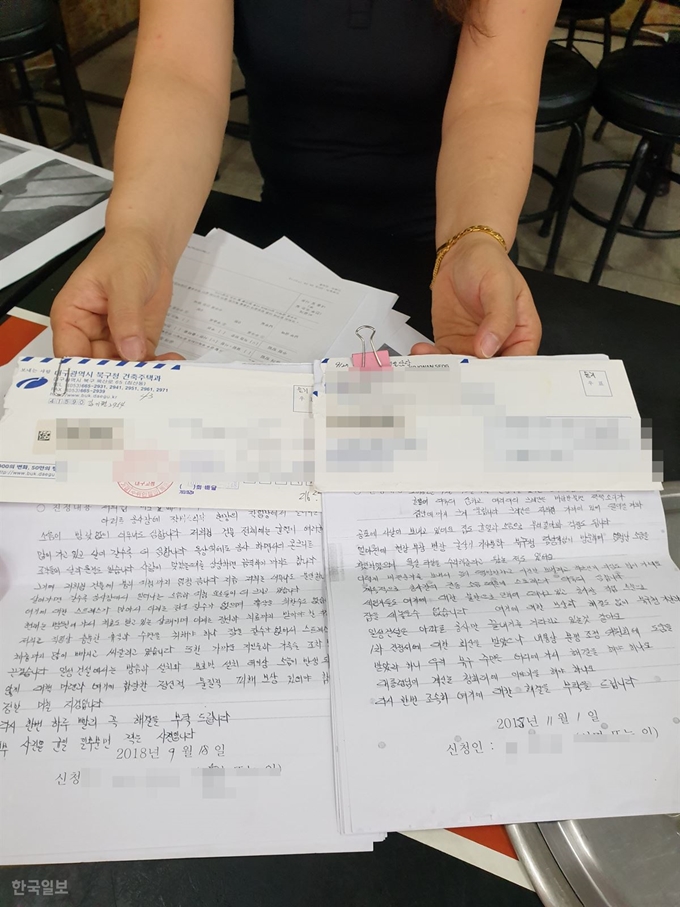 [저작권 한국일보]북구 고성동 아파트 공사현장 피해를 호소하는 진정서. 한 주민은 "북구청에 민원과 소음신고를 수시로 했지만 구청에서는 제대로 된 조치를 하지 않아 주민들이 피해를 보고 있다"고 토로했다. 김민규기자 whitekmg@hankookilbo.com