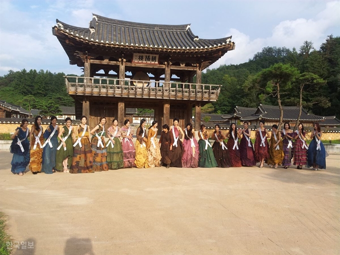 과거 영주 풍기인삼 홍보대사 선발대회에 참가한 후보자들이 선비문화수련원 정문 앞에서 포즈를 취하고 있다.