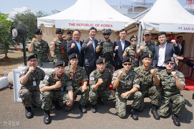 16일 인도네시아 보고르 평화유지활동(PKO)센터에서 열린 연합 훈련에 참가한 우리 군이 기념 촬영을 하고 있다.