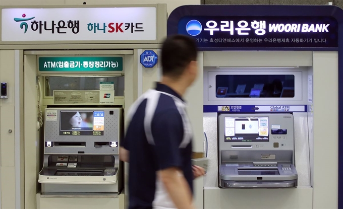 서울의 한 빌딩 내 설치된 우리은행과 KEB하나은행의 ATM 기기. 연합뉴스