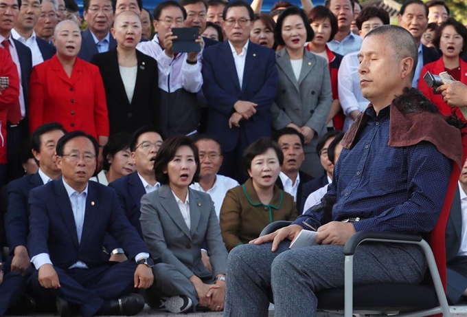 황교안 자유한국당 대표가 16일 오후 청와대 앞 분수대 광장에서 '조국 법무부 장관 파면 촉구' 삭발식을 하고 있다.배우한 기자