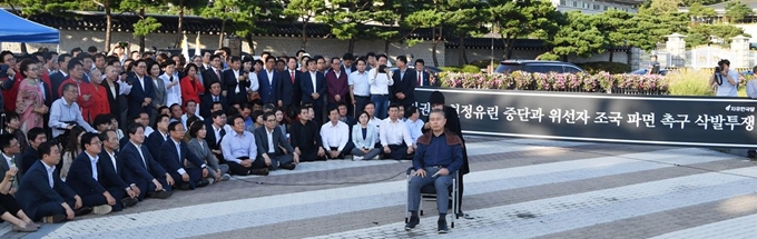 황 대표가 16일 오후 청와대 앞 분수대 광장에서 '조국 법무부 장관 파면 촉구' 삭발식을 하고 있다.배우한 기자