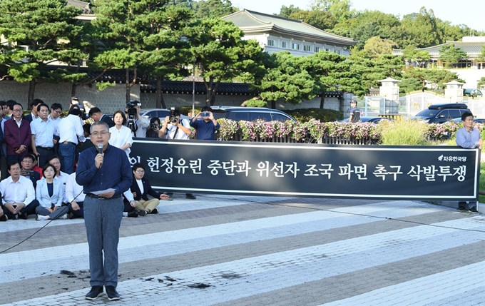 황교안 대표가 16일 오후 청와대 앞 분수대 광장에서 '조국 법무부 장관 파면 촉구' 삭발 후 발언하고 있다.배우한 기자