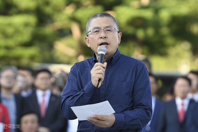 황교안 자유한국당 대표가 16일 오후 청와대 앞 분수 광장에서 조국 법무부 장관 해임을 요구하며 삭발 후 발언하고 있다. 박형기 인턴기자