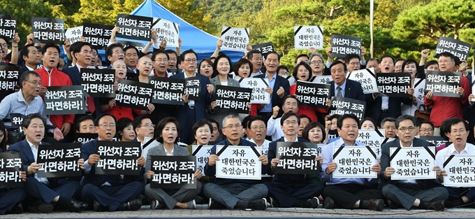 자유한국당 황교안 대표가 16일 오후 청와대 앞 분수대 광장에서 '조국 법무부 장관 파면 촉구 삭발투쟁식' 후 농성을 하고 있다. 배우한 기자