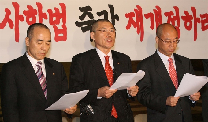 2007년 2월 26일 국회 로텐더홀에서 한나라당 김충환, 이군현, 신상진의원이 사학법 재개정을 촉구하며 삭발을 한후 입장을 밝히고 있다.오대근기자