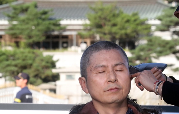 황교안 자유한국당 대표가 16일 서울 청와대 분수대 앞에서 조국 법무부 장관 임명에 반발하며 삭발을 하고 있다.뉴스1