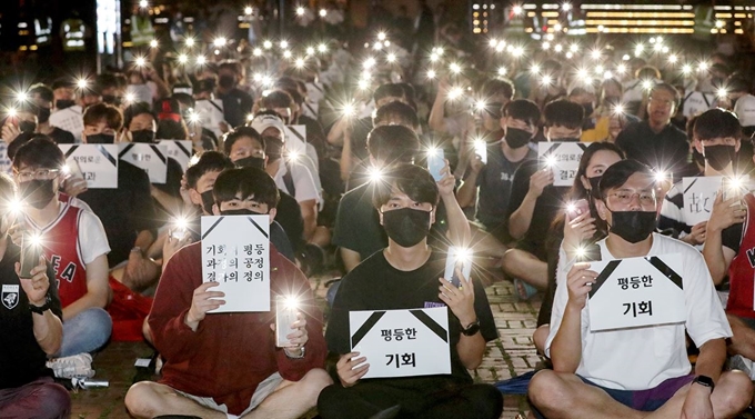 고려대 학생들이 6일 오후 서울 성북구 고려대학교 민주광장에서 열린 '고려대학교 3차 집회'에 참가해 조국 법무부 장관 딸 입시특혜 의혹을 규탄하며 휴대폰 불빛을 비추고 있다.