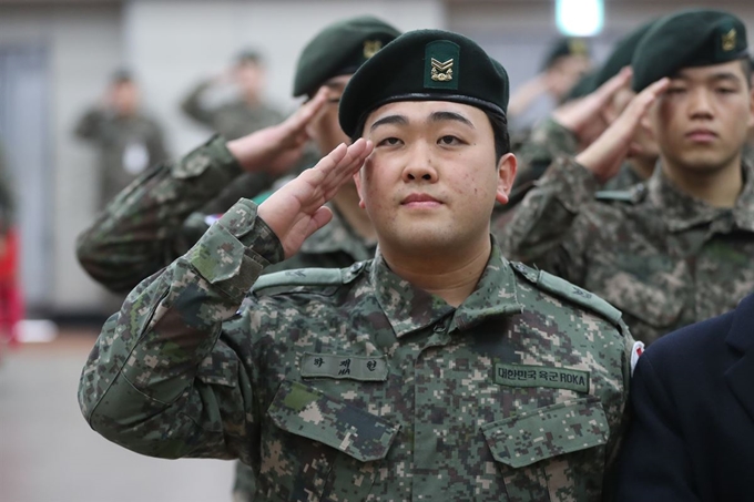 1월 31일 경기 파주시 육군 1사단 수색대대에서 열린 하재헌 중사 전역 기념 행사에서 하 중사가 경례를 하고 있다. 연합뉴스