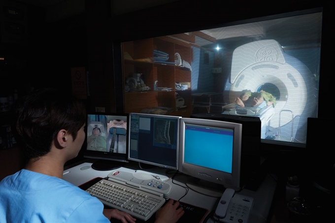 1MRI 검사 장면. 한국일보 자료사진