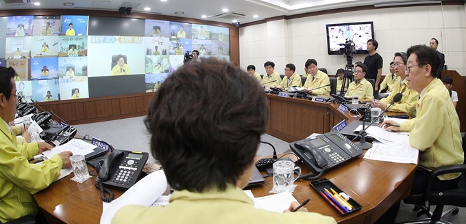 이재명(맨 오른쪽) 경기도지사가 17일 경기도청 재난상황실에서 열린 '아프리카 돼지열병 발생 관련 긴급 시군 부단체장 영상회의'에서 "가장 중요한 건 초기대응이다. 과하다 싶을 정도로 강력하게 최고 단계로 대응할 필요가 있다"고 말했다. 경기도 제공