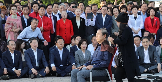 황교안 자유한국당 대표가 16일 청와대 앞 분수대 광장에서 조국 법무부 장관의 파면을 촉구하는 삭발을 하고 있다. 나경원 원내대표 등 한국당 의원들과 당직자들이 황 대표의 삭발모습을 지켜보고 있다. 연합뉴스