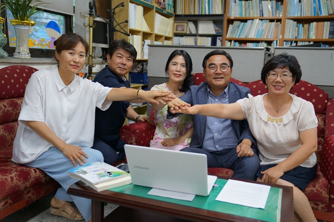 김중진(왼쪽 두 번째) 대구안전생활실천시민연합 공동대표과 임원들이 대구시 수성구 사무실에서 파이팅을 외치고 있다. 강은주기자 tracy114@hankookilbo.com