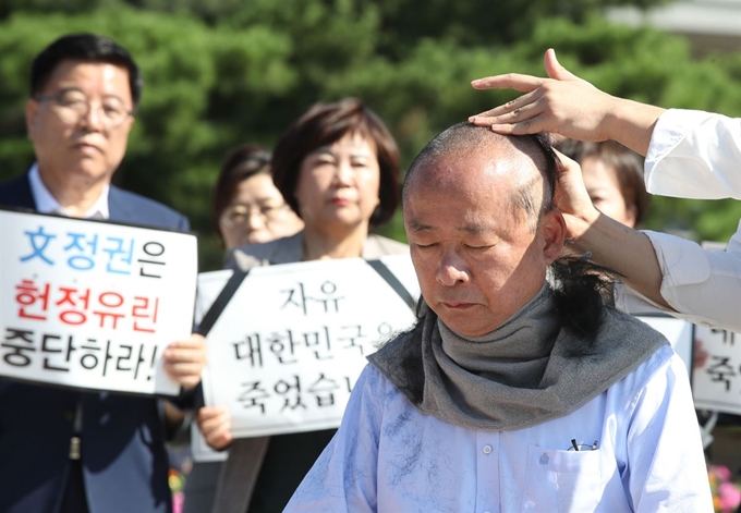 이주영 국회부의장이 18일 오전 서울 종로구 청와대 분수대 광장 앞에서 조국 법무부 장관의 사퇴를 촉구하며 삭발을 하고 있다. 뉴시스