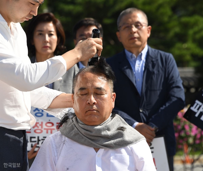 [저작권 한국일보]자유한국당 심재철 의원이 18일 오전 서울 청와대 분수대 앞에서 조국 법무부 장관 사퇴를 촉구하며 삭발하고 있다. 오대근기자 /2019-09-18(한국일보)