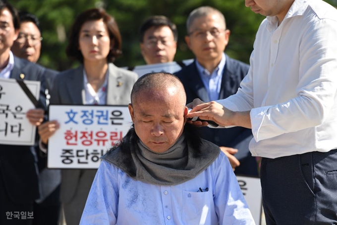 이주영 국회부의장이 18일 오전 서울 청와대 분수대 앞에서 조국 법무부 장관 사퇴를 촉구하며 삭발하고 있다. 오대근기자