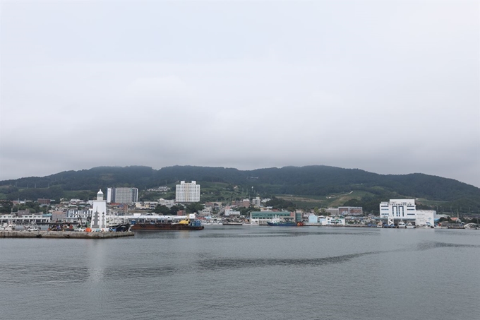 감포항 전경. 포구 앞 등대도 감은사지 석탑을 음각한 모양이다.