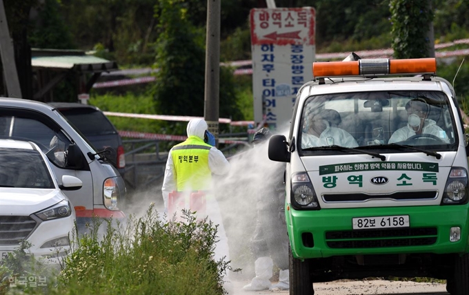 17일 경기도 파주시의 한 양돈농장에서 아프리카돼지열병(ASF)이 발생해 방역당국이 출입을 통제하고 소독작업을 벌이고 있다. 배우한 기자