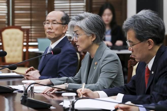 강경화(가운데) 외교부 장관이 6월 3일 청와대에서 김현종(오른쪽) 국가안보실 2차장이 배석한 가운데 문재인 대통령에게 헝가리 유람선 사고 현장방문 결과를 보고하고 있다. 청와대 제공