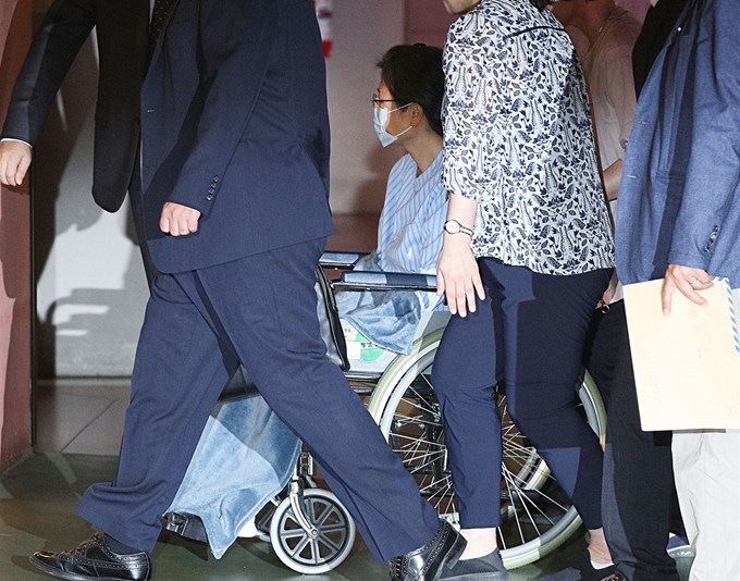 지난 16일 어깨 수술을 받기 위해 서울 반포동 서울성모병원으로 이송되고 있는 박근혜 전 대통령. 뉴스1