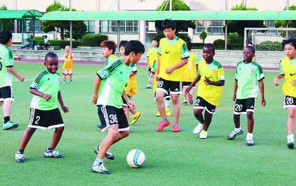 지난해 프로축구 K리그2 안산그리너스의 지원으로 축구를 배우고 있는 다문화가정 어린이들. 안산그리너스 제공