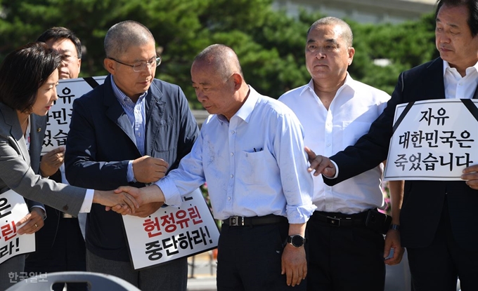 조국 법무부 장관 사퇴를 촉구하며 삭발을 마친 이주영 국회부의장이 지난 16일 삭발한 황교안 대표로부터 인사를 받고 있다. 오대근기자